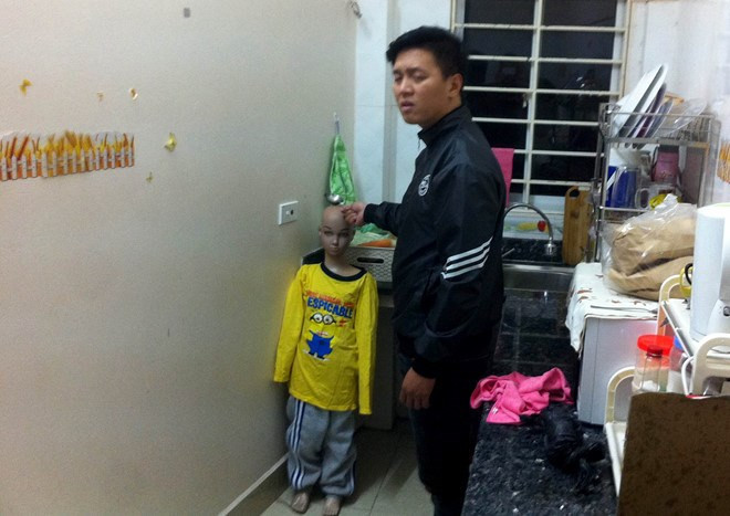 Nam tái hiện lại sự việc trong gian bếp. Ảnh: M.A.