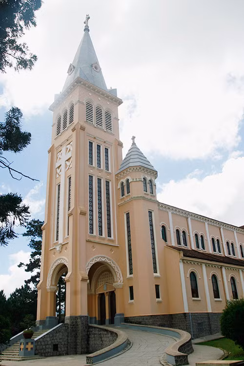  Tên chính thức của công trình là Nhà thờ Chính tòa Thánh Nicôla Bari hay Nhà thờ Chính tòa Đà Lạt. Sở dĩ, nơi này lại được nhiều người gọi là Nhà thờ Con Gà vì trên đỉnh cao nhất của công trình có tượng một con gà bằng đồng cao 66 cm. Theo kinh Tân Ước, đây là biểu tượng cho sự sám hối.