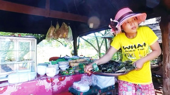 Hàng ngày, Bot Let Kriem đi bán xôi giúp gia đình trang trải cuộc sống.