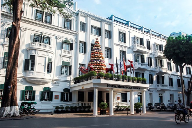 Trước mặt tiền của khách sạn cũng có cây thông Noel làm từ nón lá Việt Nam. (Ảnh: Metropole Hà Nội)