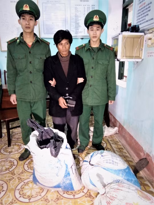 Một trong hai đối tượng vận chuyển gần 170 kg thuốc nổ bị bắt giữ.