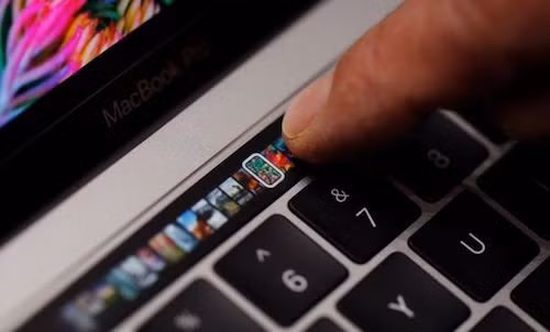 Apple xin lỗi khách hàng vì lỗ hổng bảo mật trên Mac OS. Ảnh minh hoạ: BBC.