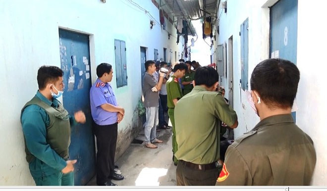 Công an khám nghiệm khu vực nhà trọ  Công an khám nghiệm khu vực nhà trọ