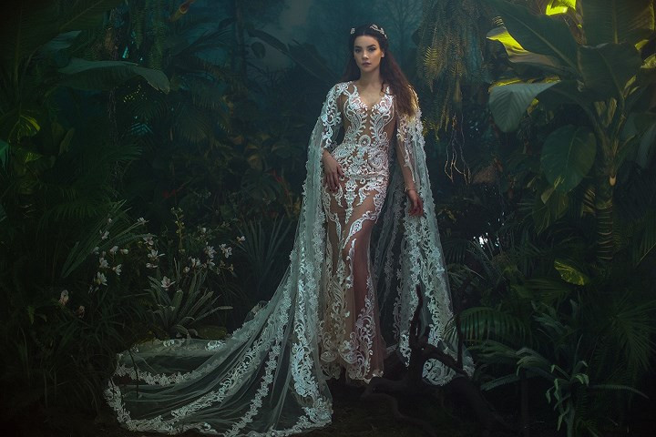 Từ trước đến nay, nữ ca sĩ có không ít bộ hình thời trang đặc sắc, tuy nhiên, Chung Thanh Phong là người đầu tiên mang đến hình ảnh một nữ thần Hồ Ngọc Hà thật sự thông qua những thiết kế thời trang.