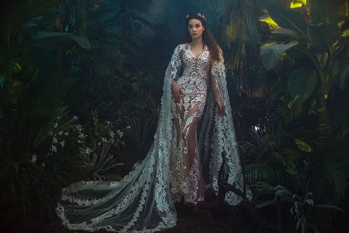 Từ trước đến nay, nữ ca sĩ có không ít bộ hình thời trang đặc sắc, tuy nhiên, Chung Thanh Phong là người đầu tiên mang đến hình ảnh một nữ thần Hồ Ngọc Hà thật sự thông qua những thiết kế thời trang.