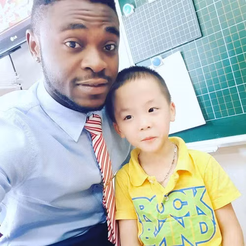  Cee Jay đang là giáo viên tiếng Anh tại Hà Nội