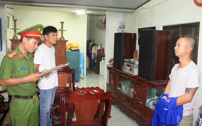 Thịnh nghe đọc lệnh bắt và khám xét.