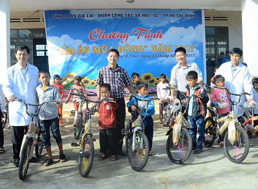 Chương trình Ấm áp mùa đông đã tặng 60 chiếc xe đạp cho các em học sinh nghèo vượt khó học giỏi. Ảnh: P.L