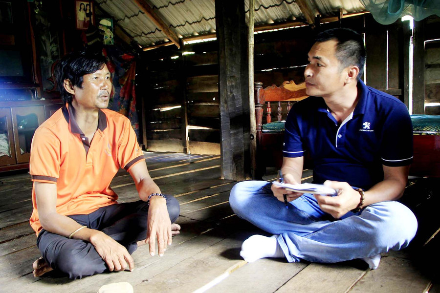 Anh Rmah Thân (làng Kte 1, xã Hbông, huyện Chư Sê) kể lại việc bị bà Nguyễn Thị Thu lừa vay vốn rồi lấy mất bìa đỏ. Ảnh: M.T