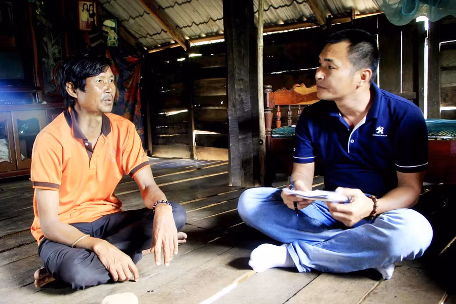 Anh Rmah Thân (làng Kte 1, xã Hbông, huyện Chư Sê) kể lại việc bị bà Nguyễn Thị Thu lừa vay vốn rồi lấy mất bìa đỏ. Ảnh: M.T