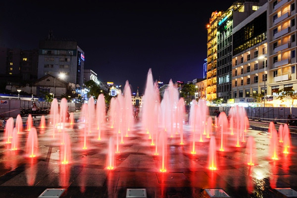 Phố đi bộ Nguyễn Huệ trở thành địa điểm đi chơi Noel lý tưởng. Phố đi bộ Nguyễn Huệ trở thành địa điểm đi chơi Noel lý tưởng.