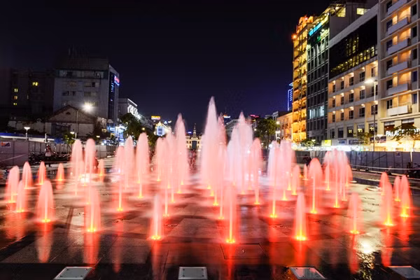 Phố đi bộ Nguyễn Huệ trở thành địa điểm đi chơi Noel lý tưởng.