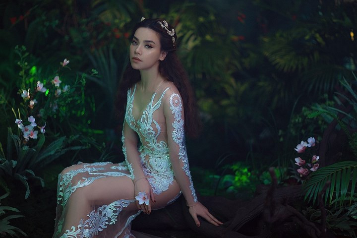 Trong bộ ảnh mới nhất, khán giả có cơ hội được nhìn thấy một Hồ Ngọc Hà lộng lẫy, xa hoa nhưng cũng không kém phần quyến rũ, huyền bí. 