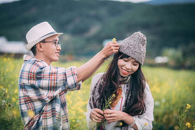 Sáng hôm sau đến lớp Kim Ngân mạnh dạn chuyển chỗ ngồi cạnh Thanh Cảnh với lý do “đồng hương”.