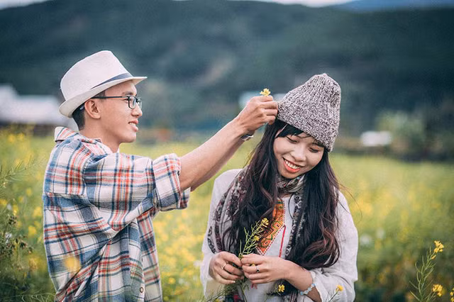 Sáng hôm sau đến lớp Kim Ngân mạnh dạn chuyển chỗ ngồi cạnh Thanh Cảnh với lý do “đồng hương”.