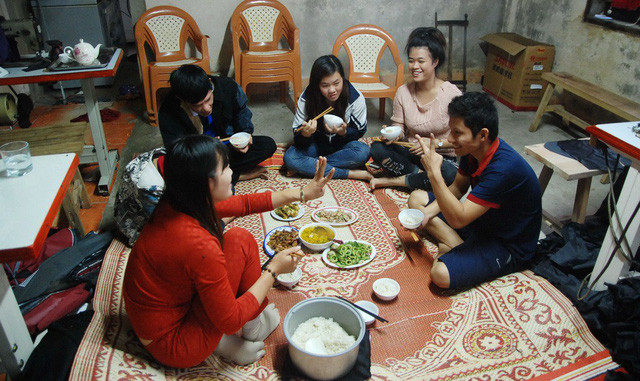 Chị Luyện còn nuôi luôn những bạn khuyết tật ở xa ở ngay trong nhà. Bữa cơm không có tiếng nói, chỉ có tiếng cười và nói chuyện bằng tay.