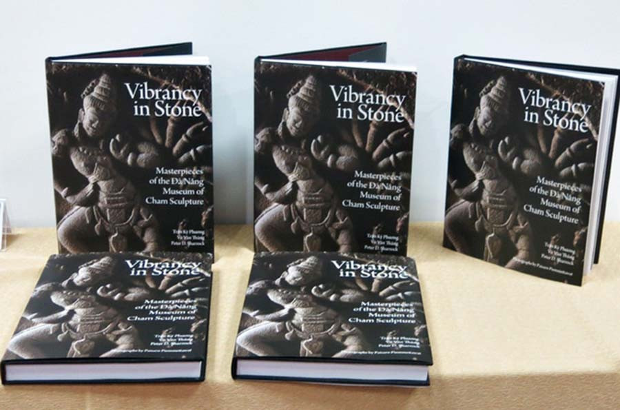 Tập sách ca - ta - lô (bản tiếng Anh) với nhan đề 