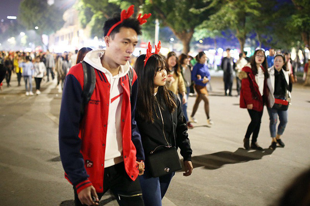 Các chàng trai cũng không ngần ngại hóa trang với bờm hươu, sừng tuần lộc... để trở nên “cùng tông” với bạn gái mình trong đêm Noel