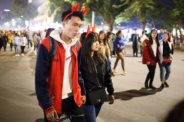 Các chàng trai cũng không ngần ngại hóa trang với bờm hươu, sừng tuần lộc... để trở nên “cùng tông” với bạn gái mình trong đêm Noel