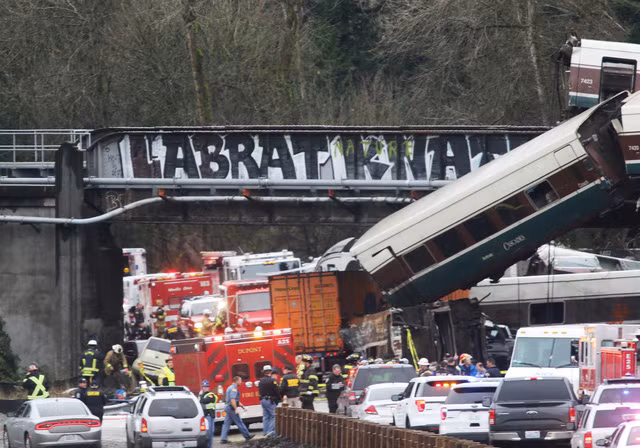  Xe lửa Mỹ trật bánh rơi xuống đường cao tốc đang đông đúc - Ảnh: REUTERS