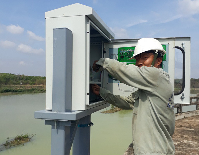 Trạm đo mực nước kết nối với thiết bị đặt trên mặt nước lòng hồ, đo đếm lượng nước lên - xuống chính xác từng milimet.