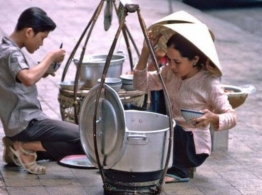 Gánh bánh canh giữa phố Sài Gòn (Ảnh tư liệu) Gánh bánh canh giữa phố Sài Gòn (Ảnh tư liệu)