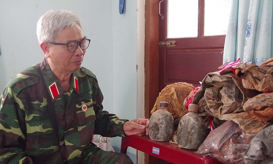  Thiếu tướng Lộ Khắc Tâm, nguyên Cục phó Cục tác chiến, Bộ Tổng Tham mưu, QĐND Việt Nam, nguyên chiến sĩ Trung đoàn 66 xúc động trước những di vật của đồng đội. Ảnh: Trung Kiên