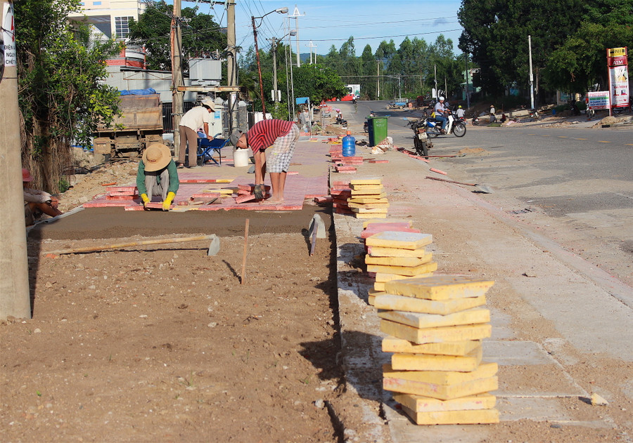 Lát gạch vỉa hè dọc tuyến đường Nguyễn Huệ. Ảnh: Hồng Thi