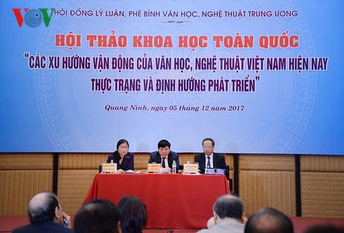 PGS.TS Nguyễn Thế Kỷ, PGS. TS Phan Trọng Thưởng và Phó Bí thư tỉnh ủy Quảng Ninh Đỗ Thị Hoàng chủ trì Hội thảo.