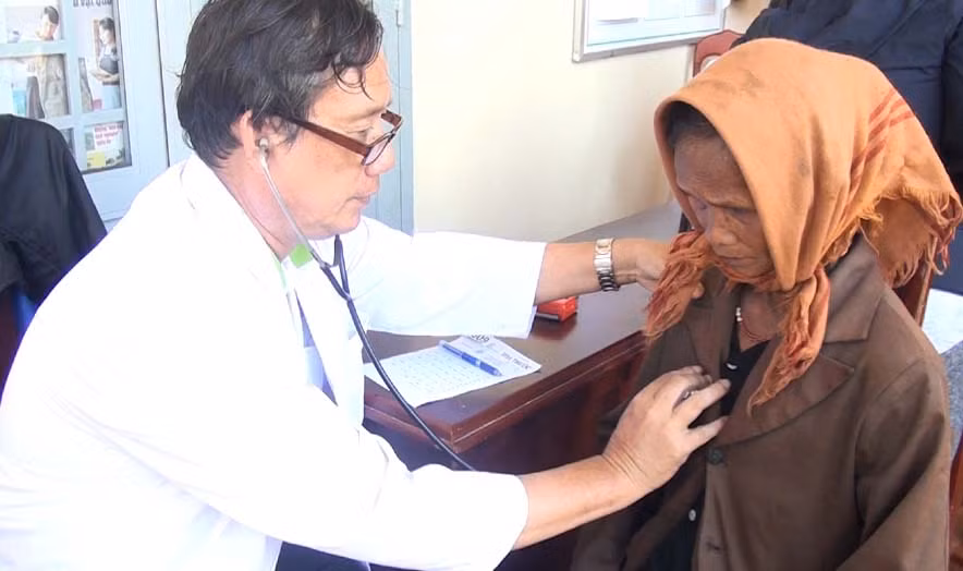  Khám bệnh miễn phí cho người dân tại xã Ia Ko. Ảnh: Hoàng Viên