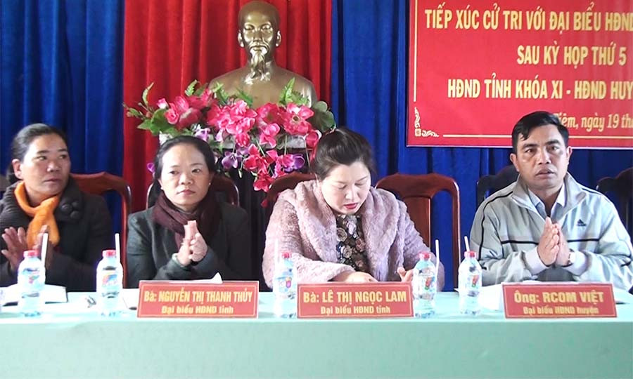  Đại biểu HDND hai cấp tại buổi tiếp xúc cử tri. Ảnh: Hoàng Viên