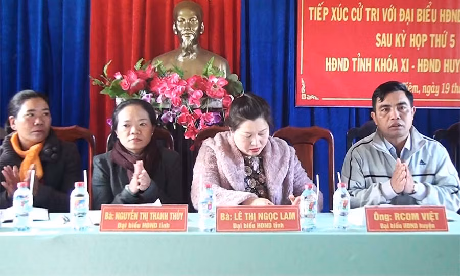  Đại biểu HDND hai cấp tại buổi tiếp xúc cử tri. Ảnh: Hoàng Viên