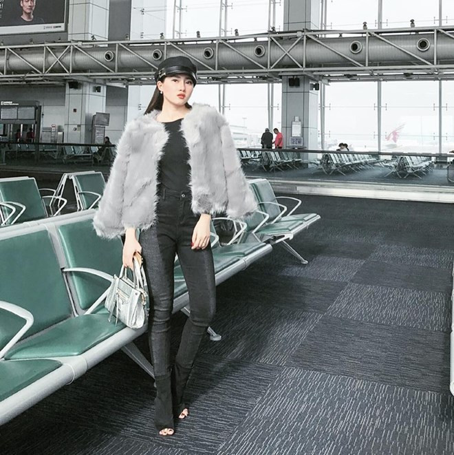 Để giữ ấm, Cẩm Ly thậm chí còn khoác áo lông trong ngày rét. Cô nàng kết hợp set đồ đen với mẫu áo khoác màu ghi sáng, mang mũ newsboy hết mựcc ''sanh chảnh''.