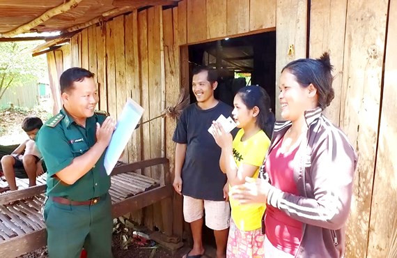 Gia đình Bot Let Kriem phấn khởi khi bộ đội biên phòng Việt Nam đến thăm.