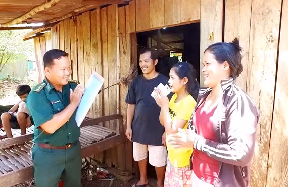 Gia đình Bot Let Kriem phấn khởi khi bộ đội biên phòng Việt Nam đến thăm.