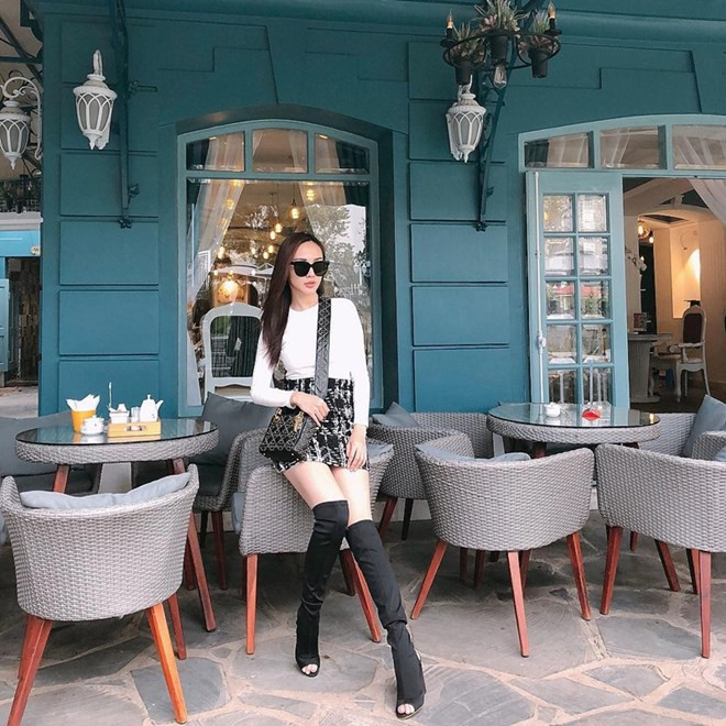 Kelly Nguyễn bắt cặp áo len với chân váy bút chì, mang boots cao gót hở mũi và túi Dior nạm đính đẹp mắt. Set đồ ôm sát người chẳng những tôn dáng mảnh mai mà còn giúp nàng hot girl thể hiện gu thẩm mỹ sành sỏi.