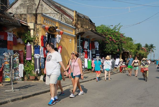 Tổng cục Du lịch kỳ vọng cán mốc 12,9 triệu lượt khách quốc tế trong năm nay.