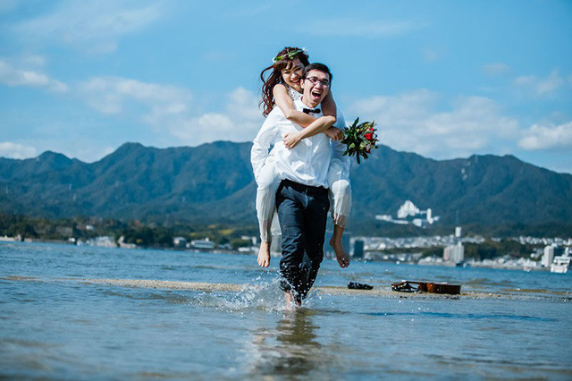 Cách nhà nhau 4 km nên trước khi lên đại học Đăng Kha và Võ Nhung không hề biết đến sự tồn tại của đối phương. Mãi đến lúc theo học tại Sài Gòn họ mới có cơ duyên gặp mặt.