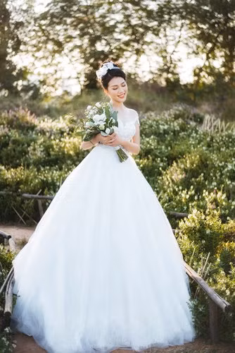  Cô sở hữu nụ cười rạng ngời và sự nhẹ nhàng trong cách nói chuyện, đi đứng, giao tiếp.