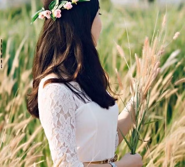 Ai đi qua cũng muốn nán lại ngắm nhìn và chụp ảnh với những bông cỏ lau đẹp mắt (Ảnh: lengoctrinhhuyen)