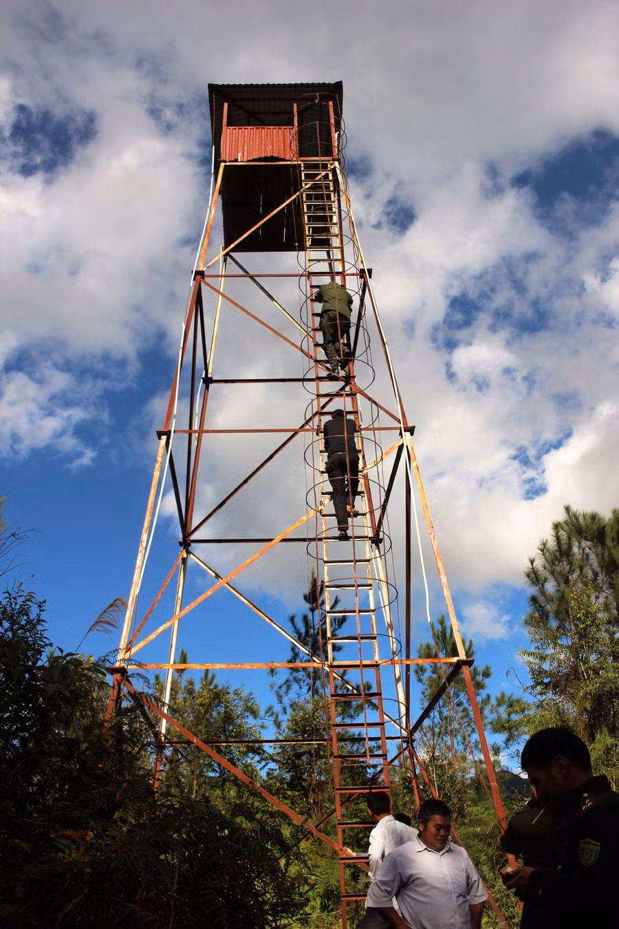 Chòi canh lửa sừng sững trên những điểm cao nhất, có thể quan sát diện tích rừng rộng lớn.