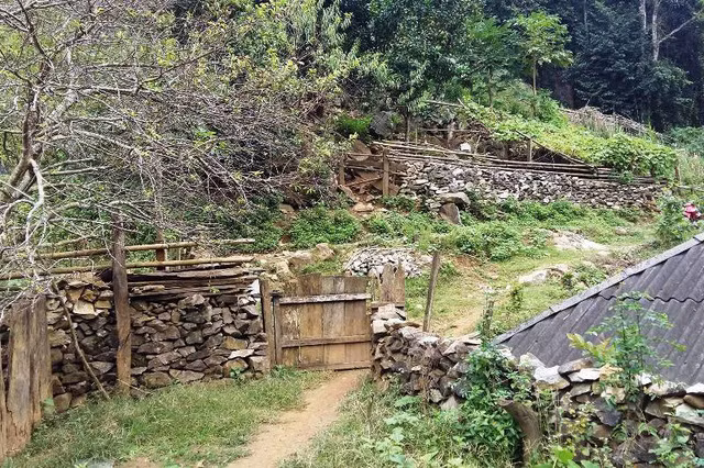 Giờ đây, đến với bản Sài Khao, người dân và du khách còn được chiêm ngưỡng những hàng rào đá vững chãi, bao quanh nhiều ngôi nhà của các hộ gia đình người Mông.