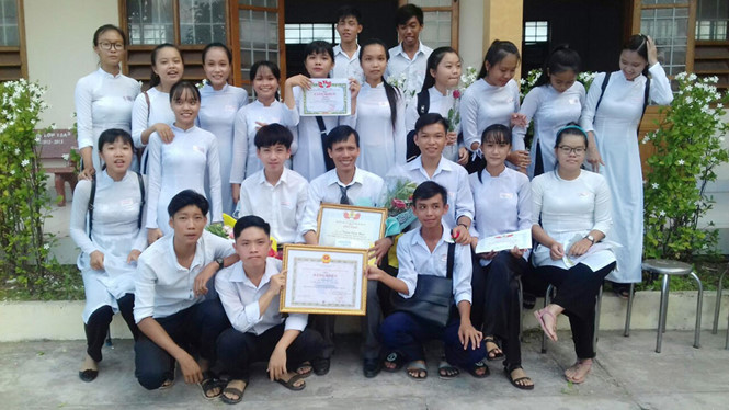 Thầy Khoa (thắt cà vạt) cùng các em học sinh trong Ngày nhà giáo Việt Nam 20.11