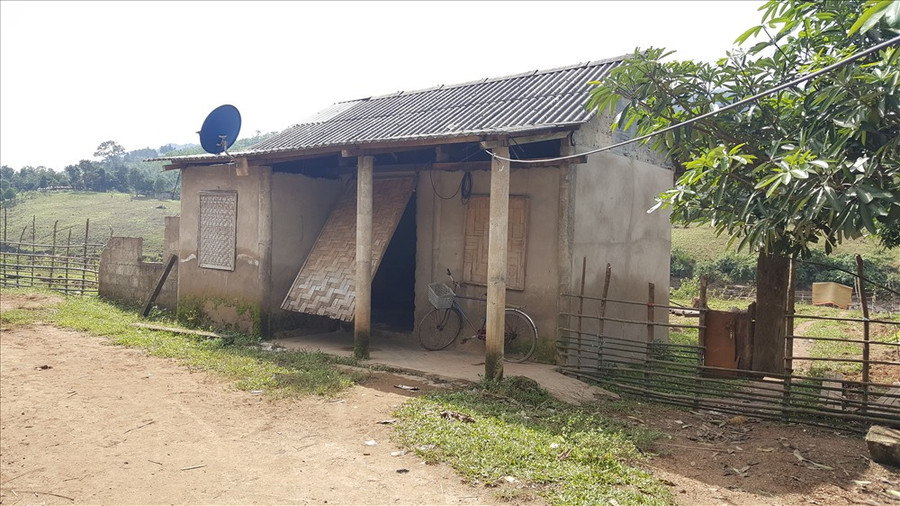 Ngôi nhà của ông Hồ Văn Phưn (thôn Tà Rụt 3) dang dở vì số tiền làm nhà đã bị cán bộ Dũng lấy. Ngôi nhà của ông Hồ Văn Phưn (thôn Tà Rụt 3) dang dở vì số tiền làm nhà đã bị cán bộ Dũng lấy.