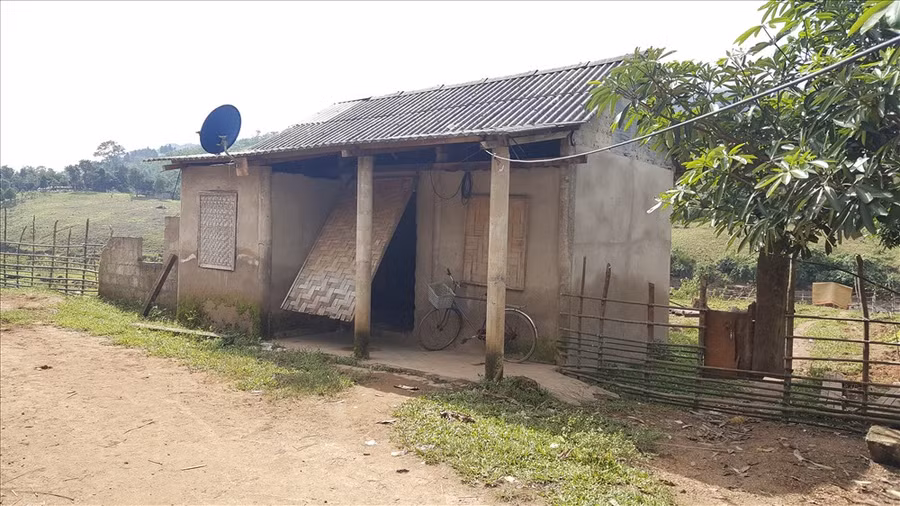 Ngôi nhà của ông Hồ Văn Phưn (thôn Tà Rụt 3) dang dở vì số tiền làm nhà đã bị cán bộ Dũng lấy.