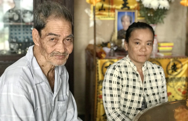 Lão ngư Hứa Văn Kia cùng con dâu Mai Thị Huệ - vợ thuyền trưởng Hứa Minh Trung - mong ngóng công lý cho con, cho chồng. Lão ngư Hứa Văn Kia cùng con dâu Mai Thị Huệ - vợ thuyền trưởng Hứa Minh Trung - mong ngóng công lý cho con, cho chồng.