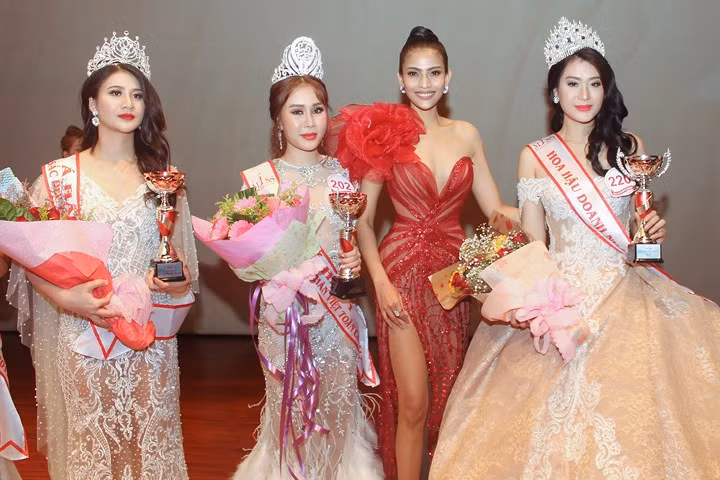  Trong đêm chung kết, Vũ Bình Minh diện bộ đầm dạ hội vô cùng lộng lẫy của NTK Brian Võ.