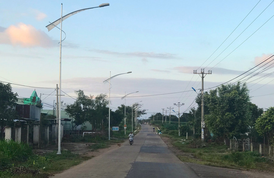 Hệ thống điện chiếu sáng được lắp đặt mở rộng xung quanh khu vực nội thị. Ảnh: Hồng Thi Hệ thống điện chiếu sáng được lắp đặt mở rộng xung quanh khu vực nội thị. Ảnh: Hồng Thi