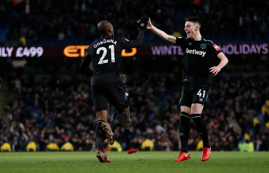  West Ham gây bất ngờ khi có bàn thắng vượt lên ở phút 44 nhờ công của Ogbonna. Ảnh: REUTERS