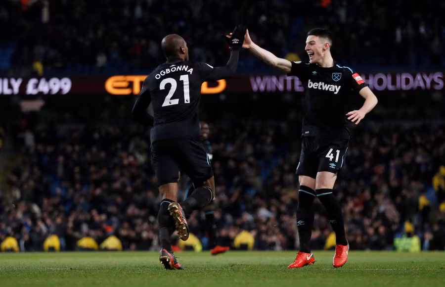  West Ham gây bất ngờ khi có bàn thắng vượt lên ở phút 44 nhờ công của Ogbonna. Ảnh: REUTERS